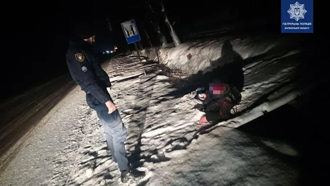 Лежав у снігу і не міг встати: п'яного волинянина врятували від морозу (фото)