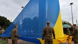 Як у Луцьку піднімали найбільший прапор Волині (відео)