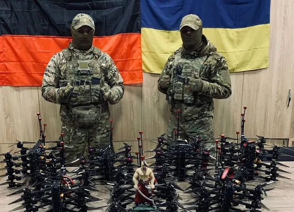 Бійці Сил оборони з безпілотниками «Ескадрон»