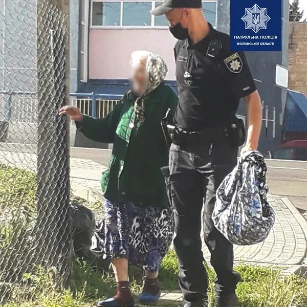 У Луцьку патрульні повернули додому жінку, що згубилась