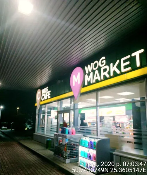 Продавали алкоголь вночі: у Луцьку «здали» заправку WOG, продавця покарають (фото)