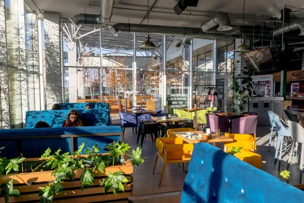 У п'ятницю та суботу на фудкорті Grand Central Food Terminal у РЦ “Промінь” грають музиканти міста*