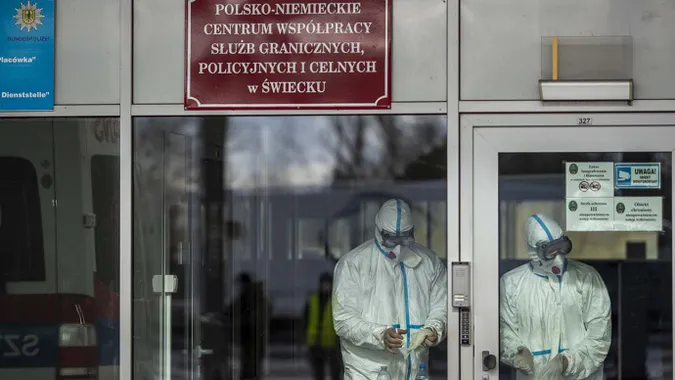У Польщі обговорюють повне зняття карантину