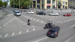 У центрі Луцька автівка збила мотоцикліста (відео)