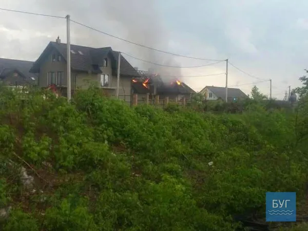 У Нововолинську після блискавки запалав дах будинку (фото, відео)