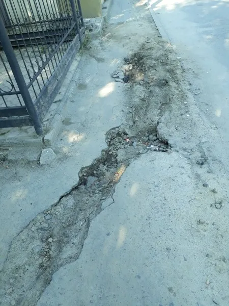 У Луцьку робітники зруйнували тротуар і залишили, як є (фото)