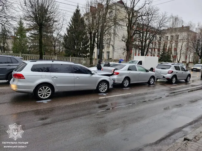 У Луцьку на Перемоги «поцілувалися» три автівки: що каже поліція