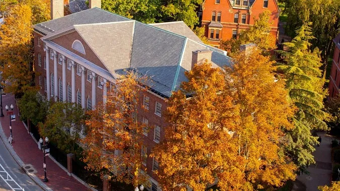 У бібліотеці Гарварду 90 років зберігали книгу з палітуркою з людської шкіри, але тепер її зняли