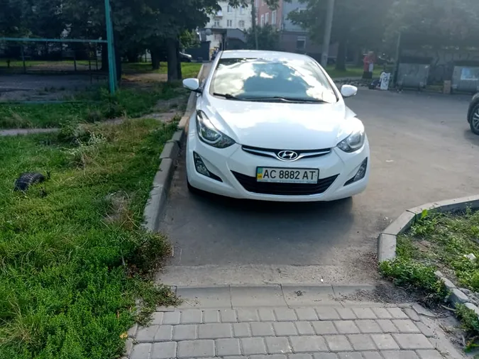 У Луцьку припарковане авто перегородило пішохідну доріжку (фото)