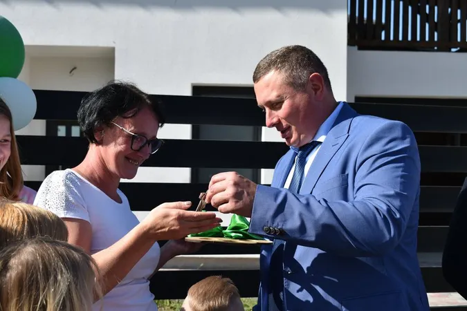 Багатодітній сім’ї, яка просила в Зеленського житло, подарували будинок у Боратині (фото)