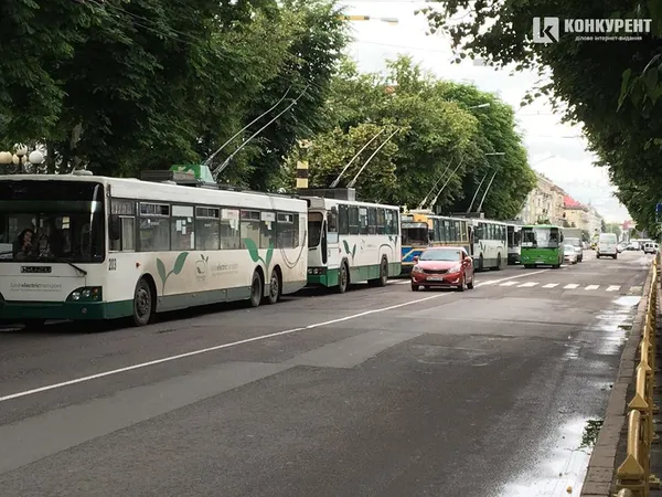У центрі Луцька – затор: зупинилися тролейбуси