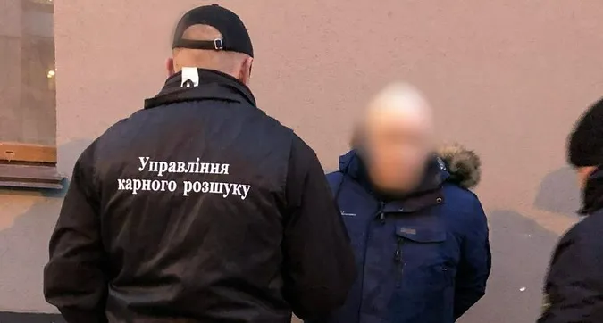У Луцьку затримали шахрая, який видурював у пенсіонерів гроші за схемою «ваш родич у біді» (фото, відео)