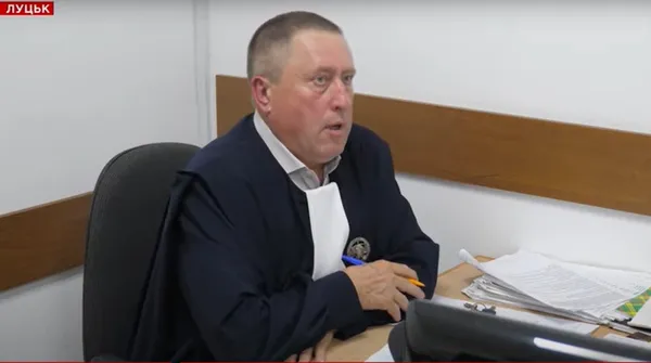 Таксі в ТЦК: луцький суддя «розніс» патрульних, які завезли шофера на мобілізацію (відео)