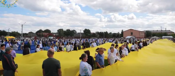 Офіційно в Книзі рекордів: найбільший прапор України розгорнули на Волині (відео)