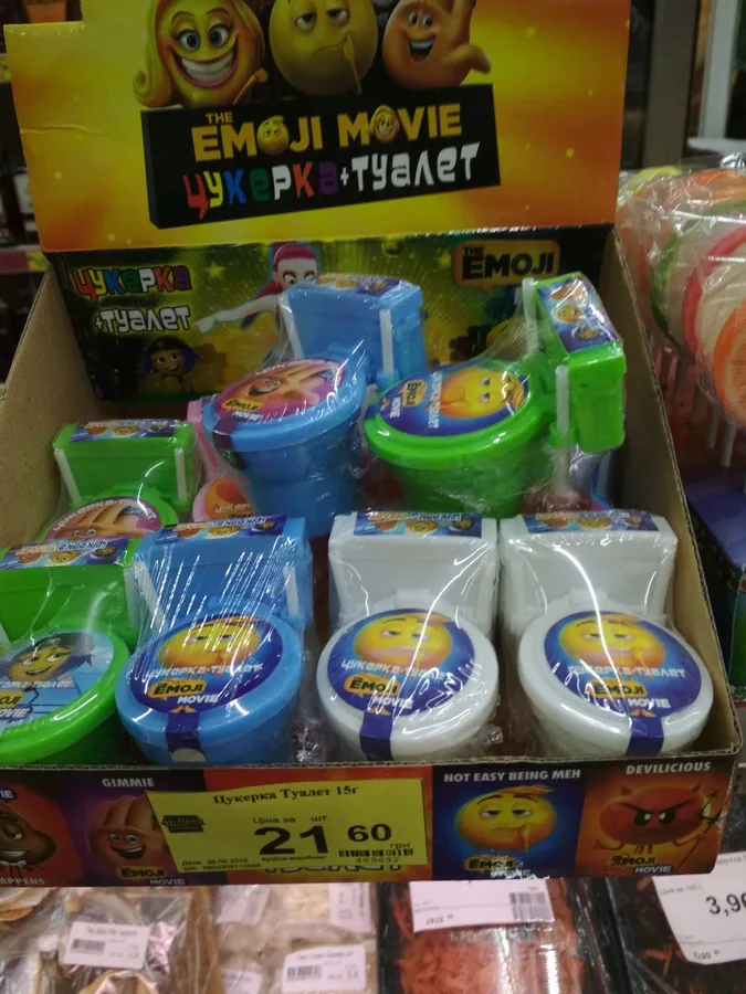 Наноіграшки – у Луцьку продають цукерку+туалет (фото)
