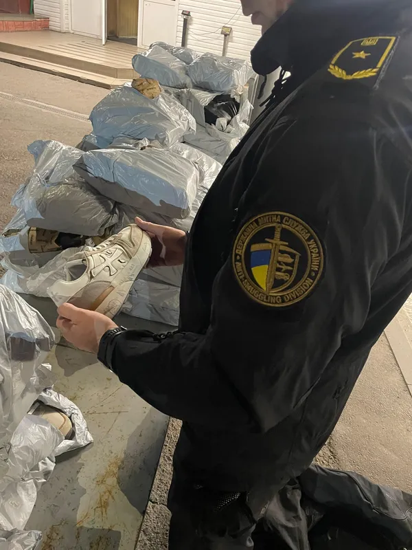 На «Устилузі» митники спіймали водія, який сховав дорогущу партію кросівок у туалеті