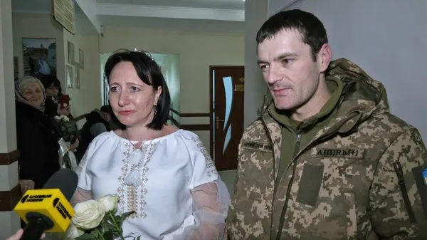 У День закоханих у Луцьку побрались вісім пар: як це було (відео)