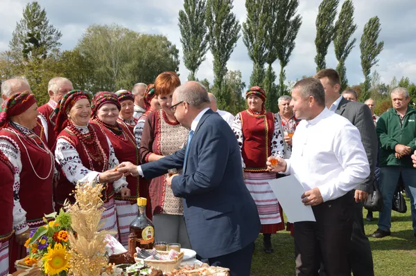 Володимир Гунчик вітається з представниками Ковельського району