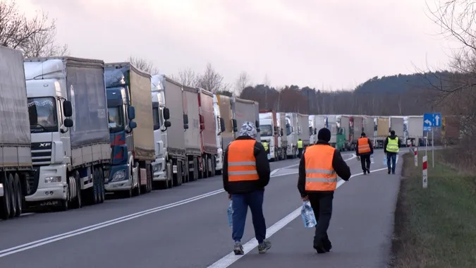 Українці стоять довше на Ягодині через те, що поляки об'їжджають блокаду