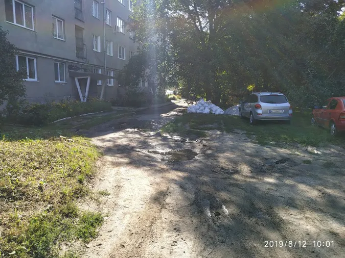 Саморобна лавка і ліхтарик: у Луцьку скаржаться на занедбаний двір на Потебні (фото)