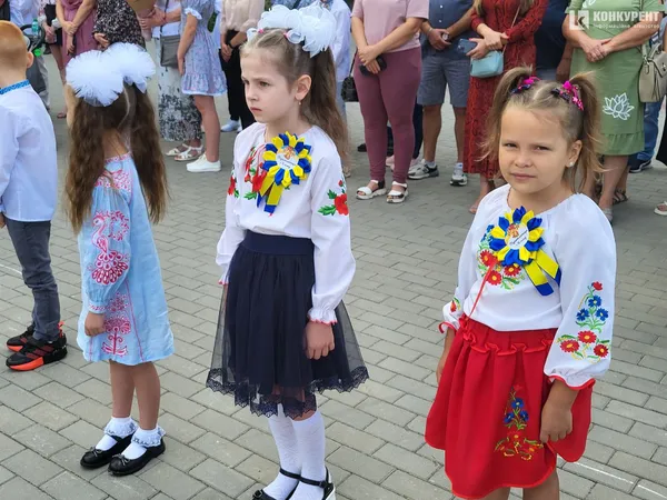 1 вересня у луцькому ліцеї №10: лінійка для першачків та випускників (фото)
