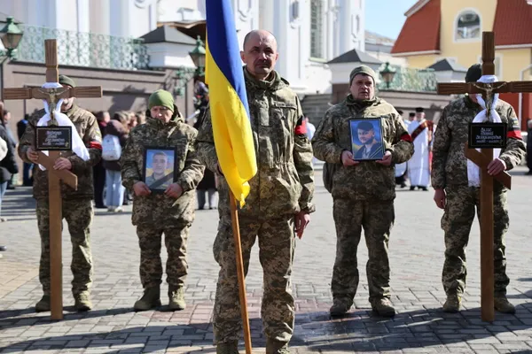 У Луцьку провели в останню дорогу двох Героїв, Євгенія Філяса та Тараса Медведчука (фото)