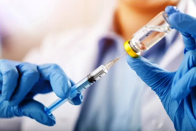 Ляшко заявив про введення бустерної дози вакцини в Україні