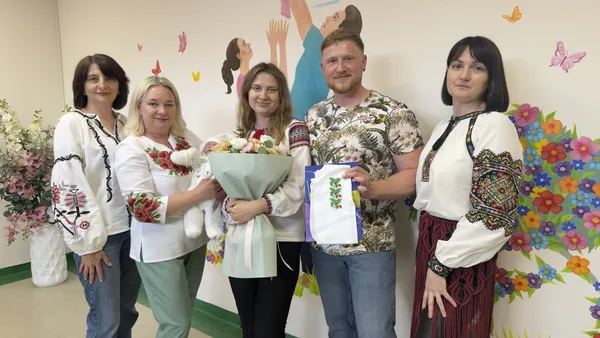 Оберіг з перших днів життя: у Луцьку новонароджених одягнули у вишиванки (фото)
