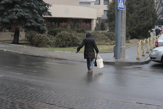 Ожеледиця у Луцьку: місто ледь тримається на ногах (фото)