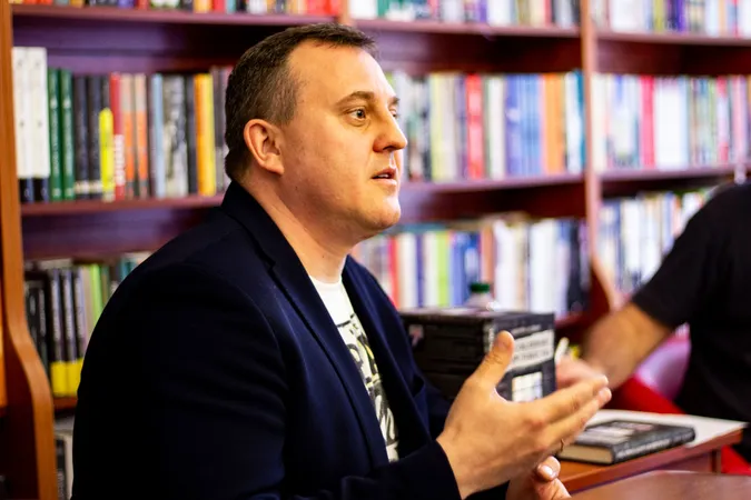 У Луцьку Андрій Осіпов презентував роман «З особливою жорстокістю»