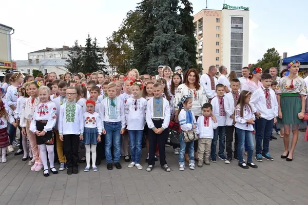 На Театральному майдані лучани «вишили» вінок (фото) 