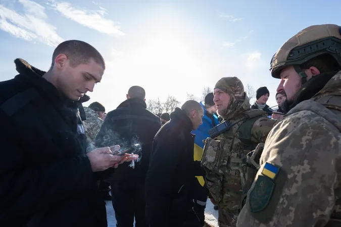 «Наші – вдома»: Зеленський заявив про повернення з полону 207 людей (фото)