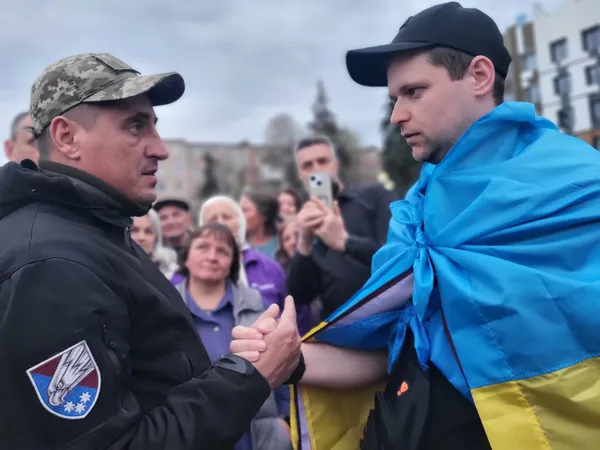 Уперше обійняв доньку: до Ковеля з полону повернувся десантник Максим Муха (фото)