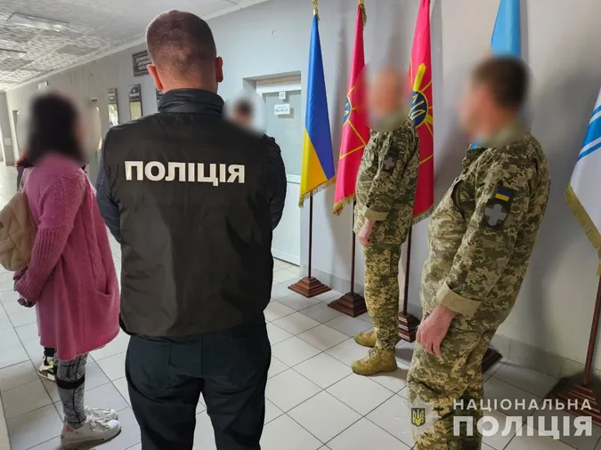 На Волині військовий та працівники ТЦК за $3000 «покривали» ухилянтів та знімали їх з розшуку (фото)