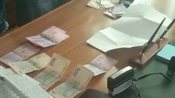 На хабарі зловили двох посадовців сервісного центру МВС (фото)