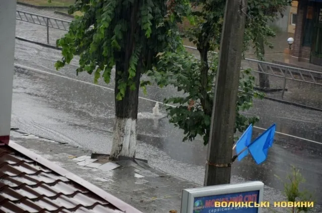 У Луцьку на вулиці прорвалися фонтани (фото, відео)