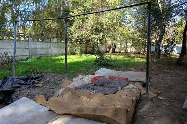 У Луцьку діти самостійно облаштували спортивний майданчик, щоб займатись воркаутом (фото, відео)