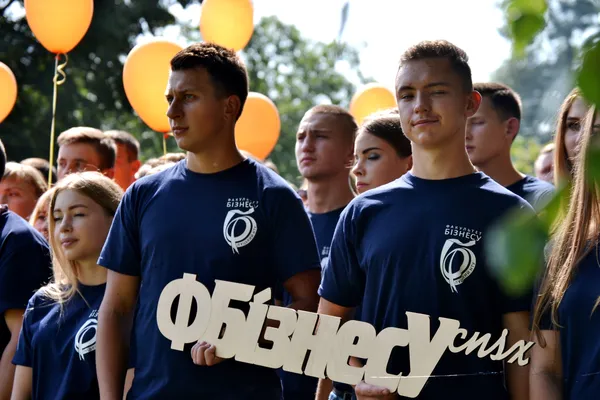 Танцюючий ректор та коптер з «мотивашками»: як в ЛНТУ відбулася посвята першокурсників (фото)