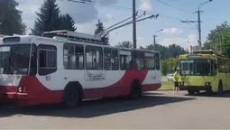 У Луцьку показали «обід» двох унікальних тролейбусів (фото)