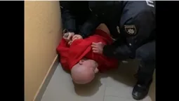 У Луцьку поліція пов'язала неадекватного чоловіка (відео 18+)