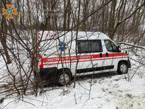 Луцькі рятувальники допомагали «швидкій» вибратися з кювету (відео)