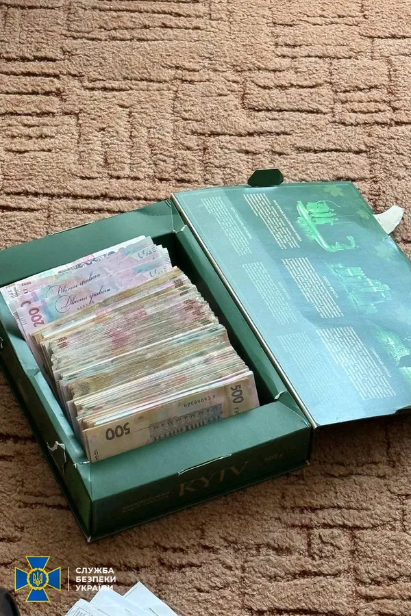 Гроші зберігали у коробці з-під цукерок