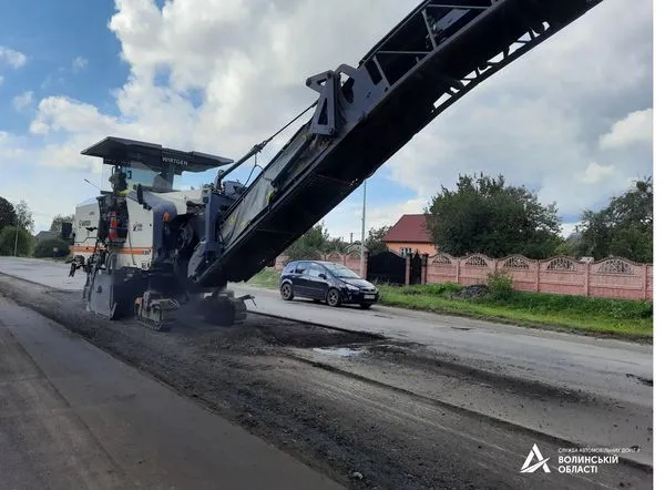 На дорозі між Дачним і Ківерцями «латають» вибоїни (фото)