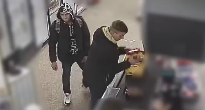 Магазинні крадії: волинські поліцейські встановлюють особи двох молодиків (фото)