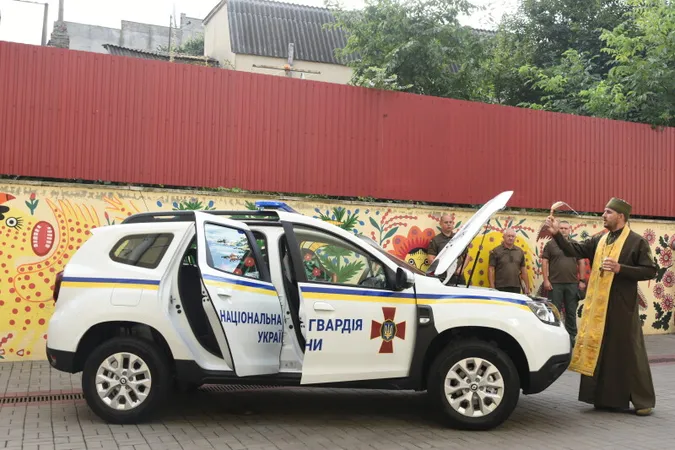 Луцьким гвардійцям передали і освятили нового джипа (фото)