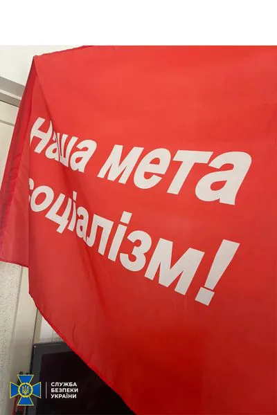 Георгіївські стрічки, партквитки, транспаранти: у Рівному «розцвів» осередок комуністів (фото, відео)