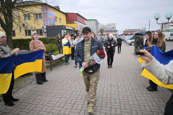 На рідну землю після полону повернувся волинянин Василь Луцик (фото)