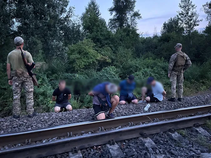 Залучили підлітків: четверо чоловіків хотіли незаконно потрапити в Угорщину