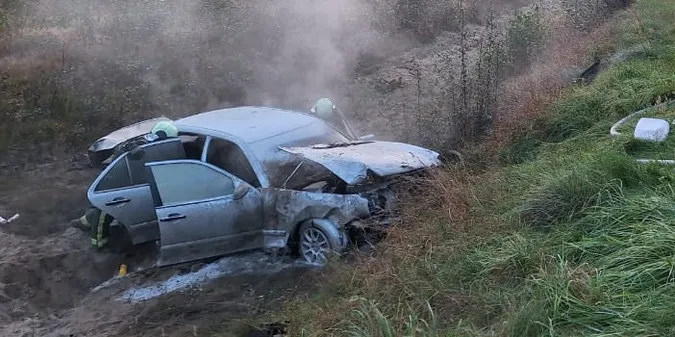 На Волині легковик злетів у кювет і загорівся (фото)