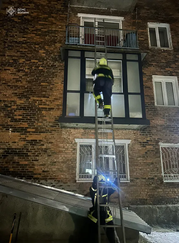 Нововолинські рятувальники визволяли літнього чоловіка з квартири (фото)